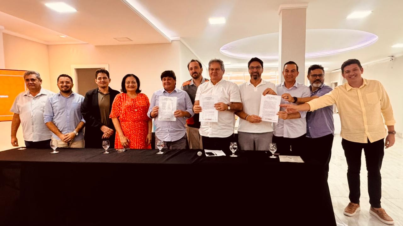 grupo de pessoas posa para a foto